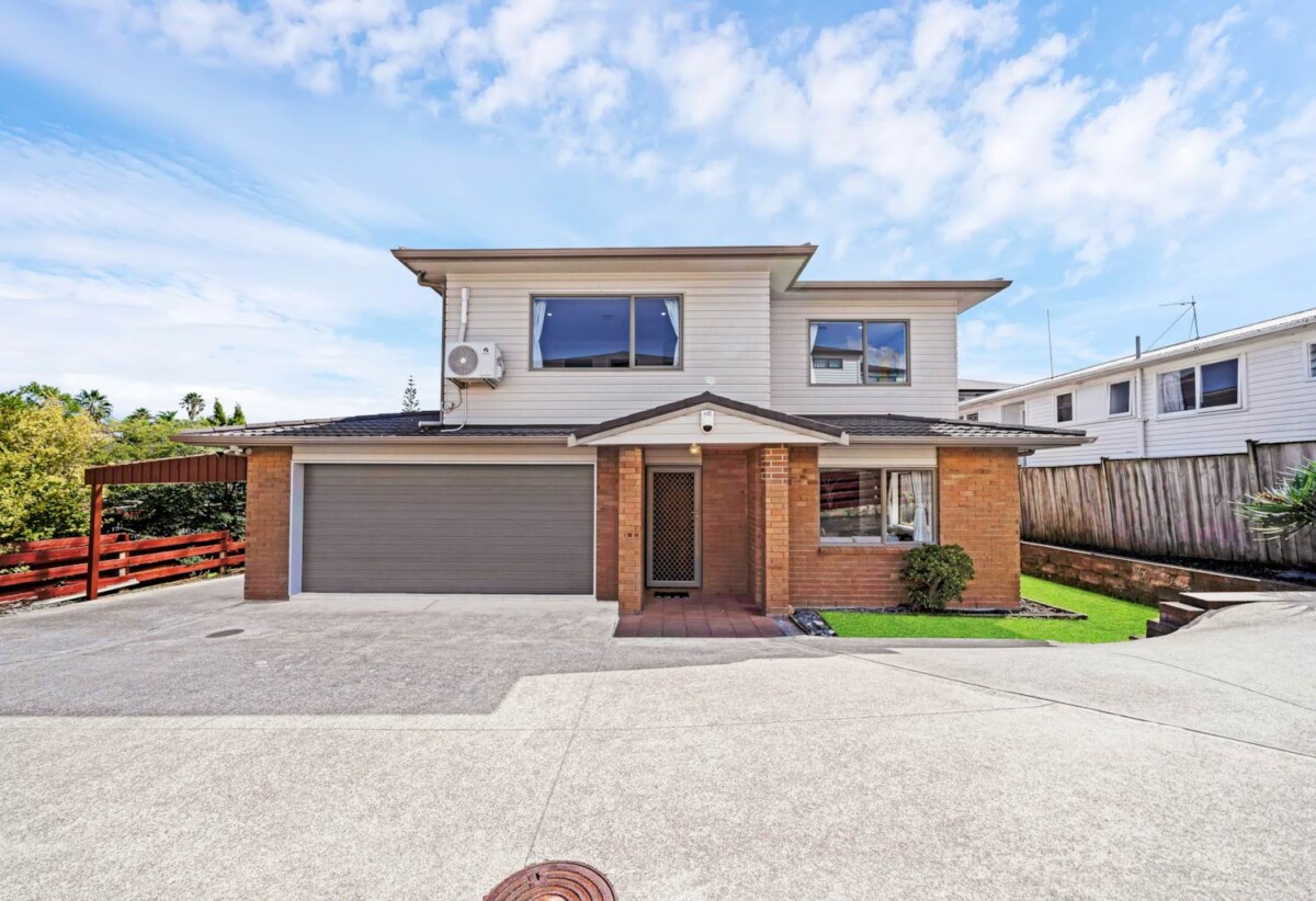 4 beds 3 baths house with double garage on 514m2 section, close to supermarkets, shops, schools, park , tennis club and the Maungakiekie Golf Club, 0.6 km to Halsey Drive School, 22 Oriana Avenue, Lynfield, Auckland