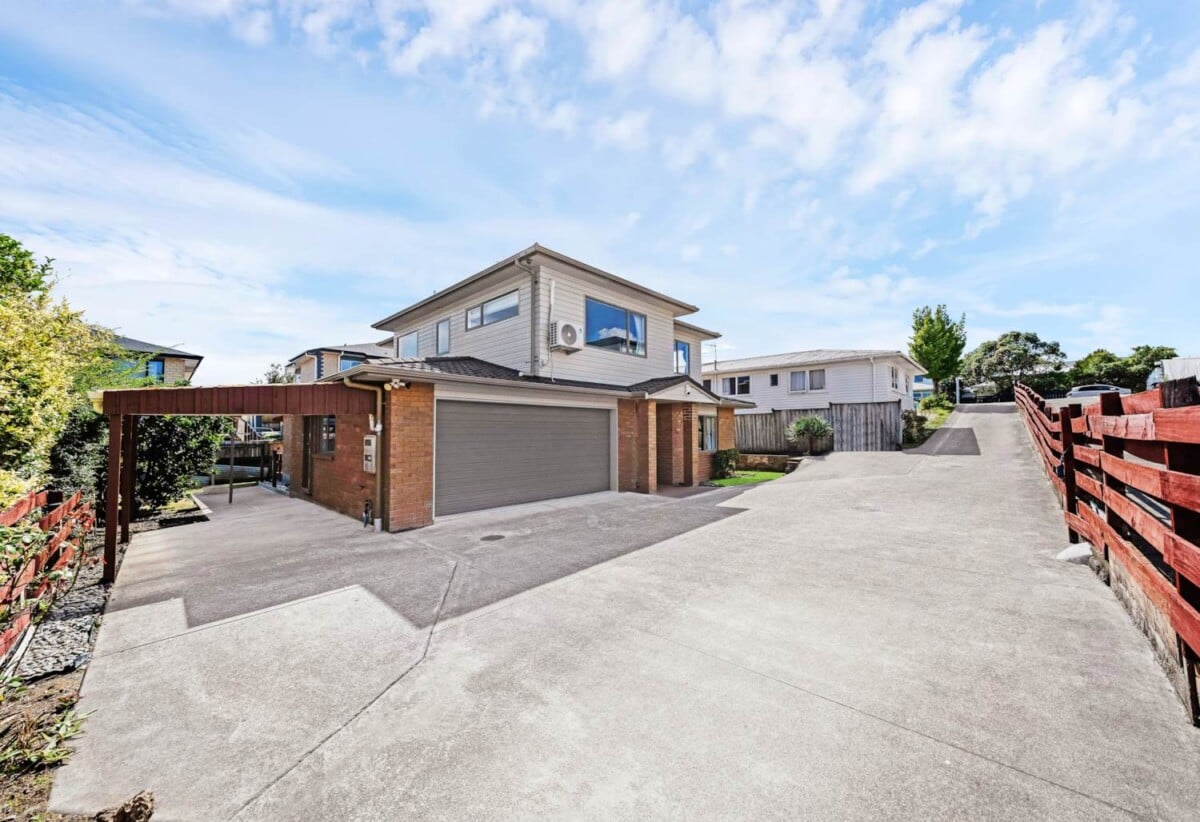 4 beds 3 baths house with double garage on 514m2 section, close to supermarkets, shops, schools, park , tennis club and the Maungakiekie Golf Club, 0.6 km to Halsey Drive School, 22 Oriana Avenue, Lynfield, Auckland