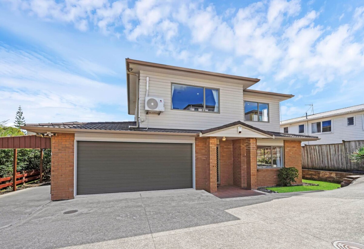 4 beds 3 baths house with double garage on 514m2 section, close to supermarkets, shops, schools, park , tennis club and the Maungakiekie Golf Club, 0.6 km to Halsey Drive School, 22 Oriana Avenue, Lynfield, Auckland