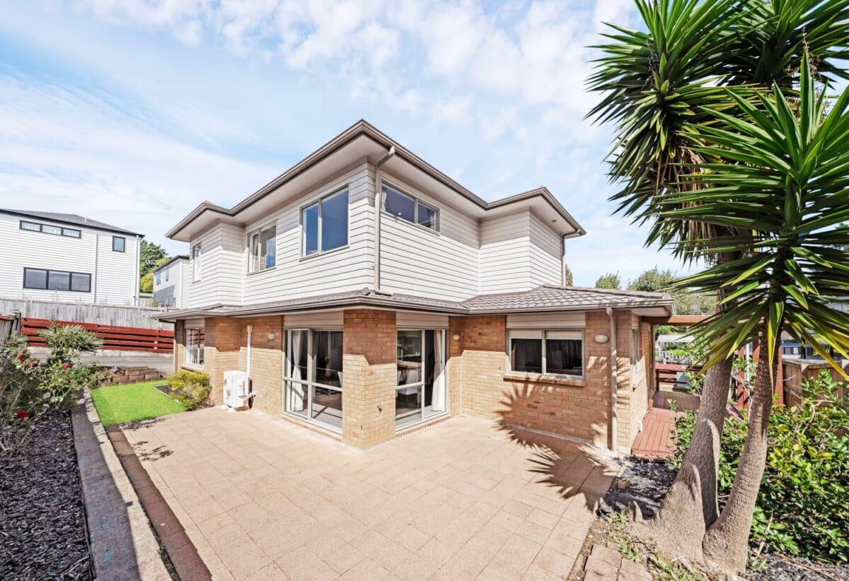 4 beds 3 baths house with double garage on 514m2 section, close to supermarkets, shops, schools, park , tennis club and the Maungakiekie Golf Club, 0.6 km to Halsey Drive School, 22 Oriana Avenue, Lynfield, Auckland