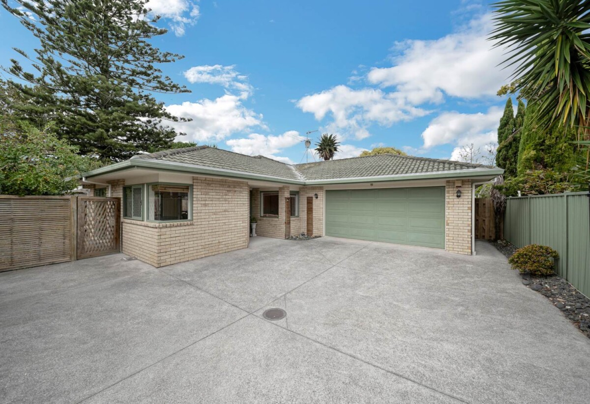 Brick and tile 3 beds 2.5 baths house with double garage on 438m2 section, Walking distance to Hunters Plaza, local parks, schools, close to motorway access, zoned for Papatoetoe East School, Papatoetoe Intermediate, and Papatoetoe High School, 35A Overton Road, Papatoetoe, Auckland