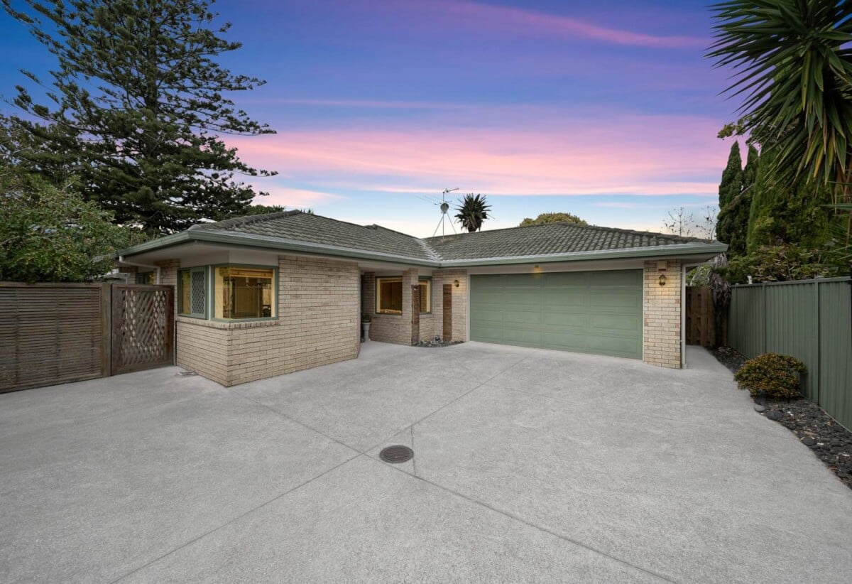 Brick and tile 3 beds 2.5 baths house with double garage on 438m2 section, Walking distance to Hunters Plaza, local parks, schools, close to motorway access, zoned for Papatoetoe East School, Papatoetoe Intermediate, and Papatoetoe High School, 35A Overton Road, Papatoetoe, Auckland