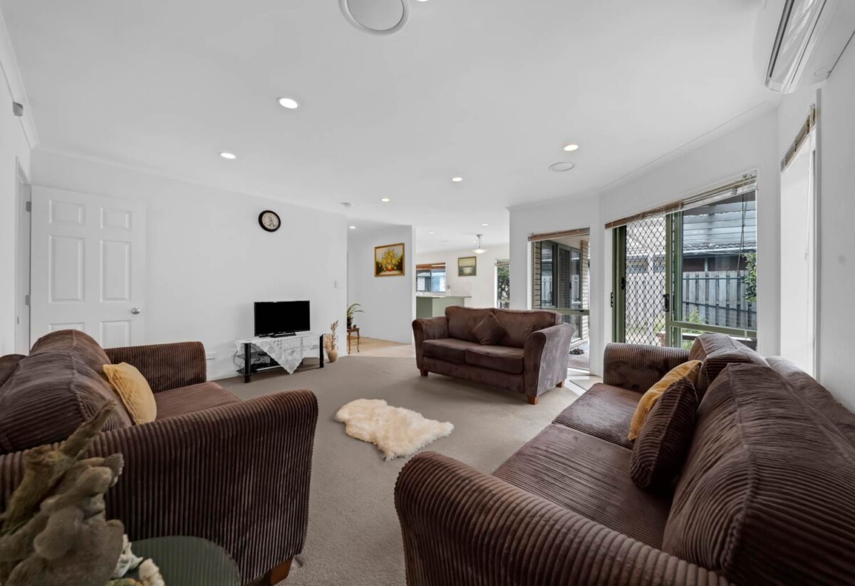 Brick and tile 3 beds 2.5 baths house with double garage on 438m2 section, Walking distance to Hunters Plaza, local parks, schools, close to motorway access, zoned for Papatoetoe East School, Papatoetoe Intermediate, and Papatoetoe High School, 35A Overton Road, Papatoetoe, Auckland