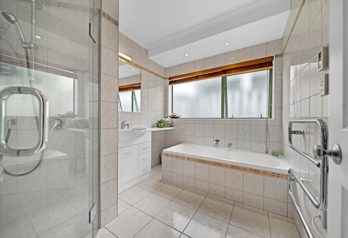 Brick and tile 3 beds 2.5 baths house with double garage on 438m2 section, Walking distance to Hunters Plaza, local parks, schools, close to motorway access, zoned for Papatoetoe East School, Papatoetoe Intermediate, and Papatoetoe High School, 35A Overton Road, Papatoetoe, Auckland