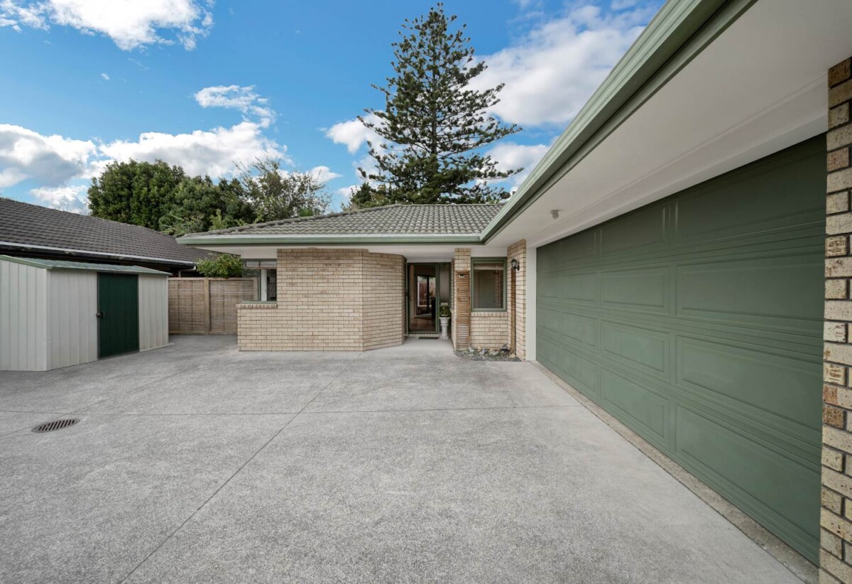 Brick and tile 3 beds 2.5 baths house with double garage on 438m2 section, Walking distance to Hunters Plaza, local parks, schools, close to motorway access, zoned for Papatoetoe East School, Papatoetoe Intermediate, and Papatoetoe High School, 35A Overton Road, Papatoetoe, Auckland