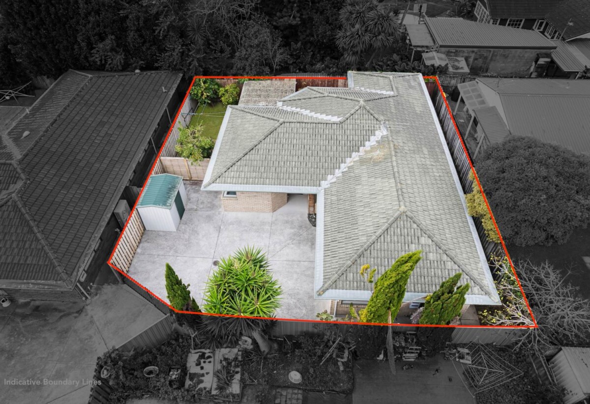 Brick and tile 3 beds 2.5 baths house with double garage on 438m2 section, Walking distance to Hunters Plaza, local parks, schools, close to motorway access, zoned for Papatoetoe East School, Papatoetoe Intermediate, and Papatoetoe High School, 35A Overton Road, Papatoetoe, Auckland