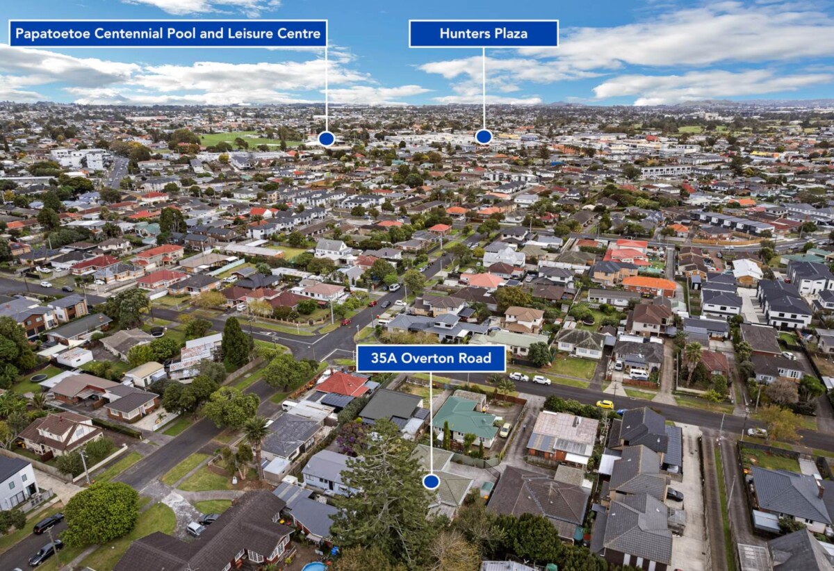 Brick and tile 3 beds 2.5 baths house with double garage on 438m2 section, Walking distance to Hunters Plaza, local parks, schools, close to motorway access, zoned for Papatoetoe East School, Papatoetoe Intermediate, and Papatoetoe High School, 35A Overton Road, Papatoetoe, Auckland