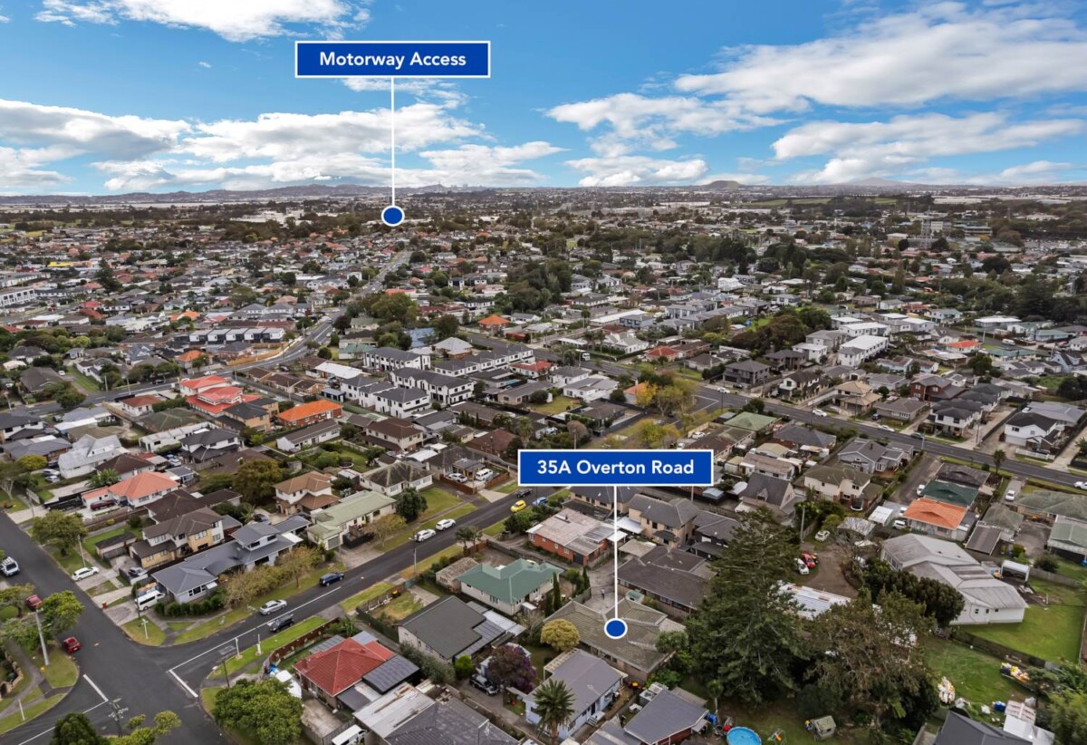 Brick and tile 3 beds 2.5 baths house with double garage on 438m2 section, Walking distance to Hunters Plaza, local parks, schools, close to motorway access, zoned for Papatoetoe East School, Papatoetoe Intermediate, and Papatoetoe High School, 35A Overton Road, Papatoetoe, Auckland