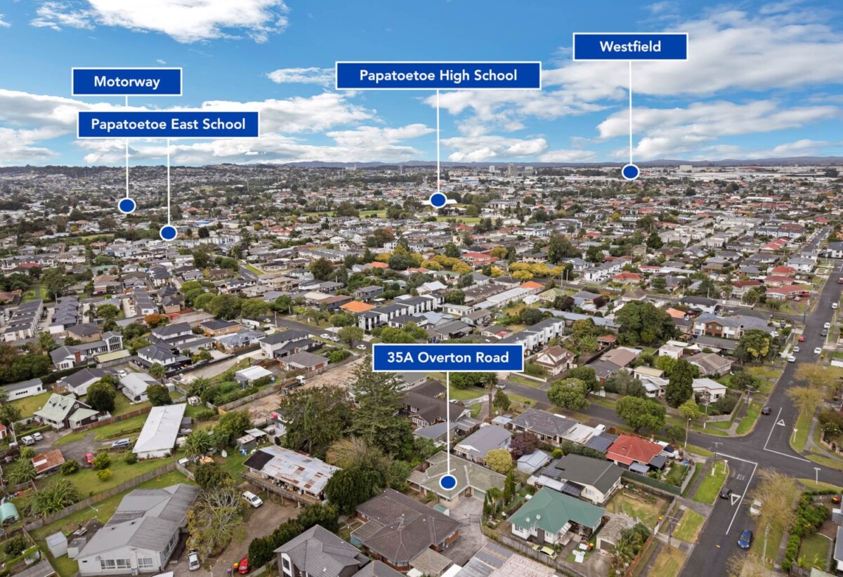 Brick and tile 3 beds 2.5 baths house with double garage on 438m2 section, Walking distance to Hunters Plaza, local parks, schools, close to motorway access, zoned for Papatoetoe East School, Papatoetoe Intermediate, and Papatoetoe High School, 35A Overton Road, Papatoetoe, Auckland
