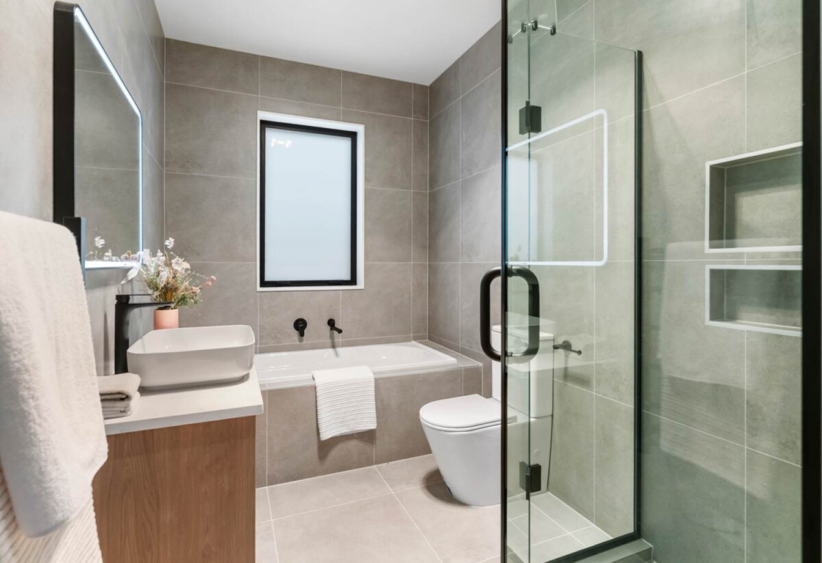 Brandnew 5 beds 3 baths house with double garage and 1 bed granny, just moments from the upcoming Four Square and within a growing, vibrant community, 3.7 km to Te Hihi School, 4 km to Karaka School, 370 Linwood Road, Karaka, Auckland