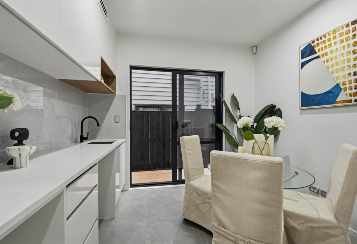 2 kitchens, Brandnew 7 beds ( 7 ensuites) 7.5 baths house with double garage and 2-ensuites granny on 372m2 section, Central Heating system, Central Vacuum system, close to waterfront walkaway, shops, schools, motorway access, 7 Catalina Avenue, Karaka, Auckland
