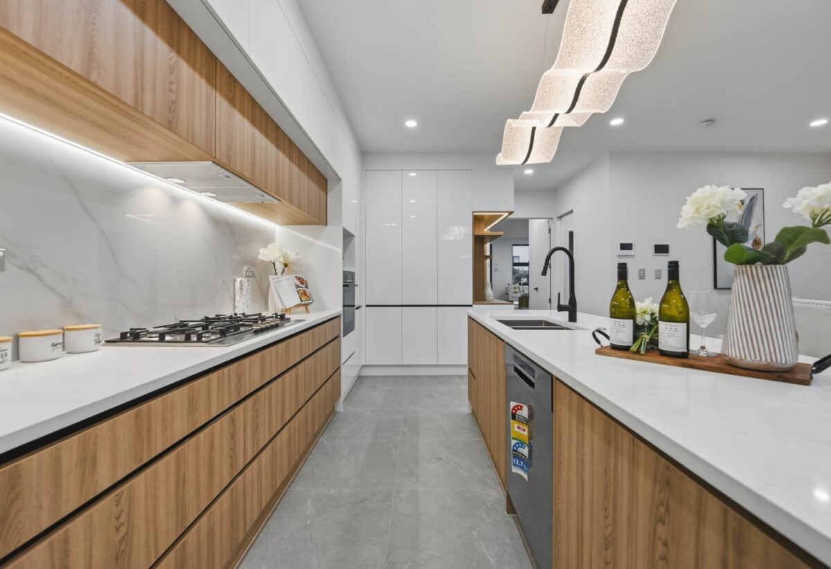 2 kitchens, Brandnew 7 beds ( 7 ensuites) 7.5 baths house with double garage and 2-ensuites granny on 372m2 section, Central Heating system, Central Vacuum system, close to waterfront walkaway, shops, schools, motorway access, 7 Catalina Avenue, Karaka, Auckland