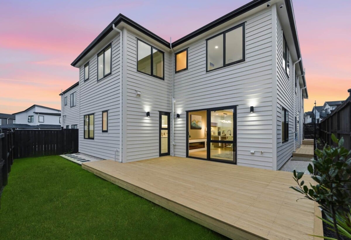2 kitchens, Brandnew 7 beds ( 7 ensuites) 7.5 baths house with double garage and 2-ensuites granny on 372m2 section, Central Heating system, Central Vacuum system, close to waterfront walkaway, shops, schools, motorway access, 7 Catalina Avenue, Karaka, Auckland