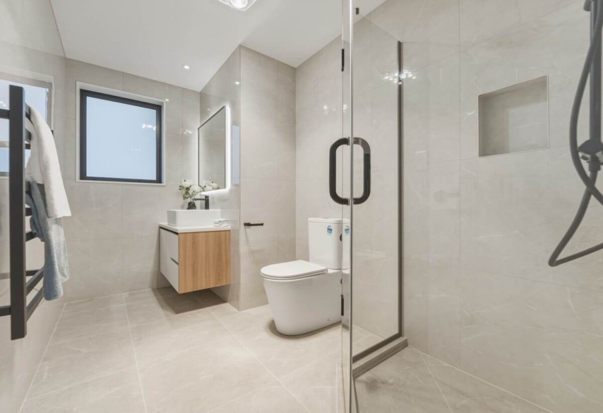 2 kitchens, Brandnew 7 beds ( 7 ensuites) 7.5 baths house with double garage and 2-ensuites granny on 372m2 section, Central Heating system, Central Vacuum system, close to waterfront walkaway, shops, schools, motorway access, 7 Catalina Avenue, Karaka, Auckland