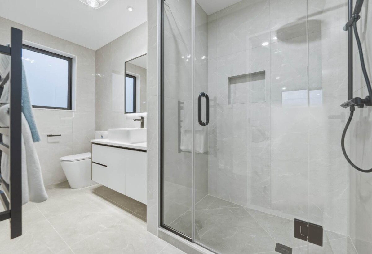 2 kitchens, Brandnew 7 beds ( 7 ensuites) 7.5 baths house with double garage and 2-ensuites granny on 372m2 section, Central Heating system, Central Vacuum system, close to waterfront walkaway, shops, schools, motorway access, 7 Catalina Avenue, Karaka, Auckland