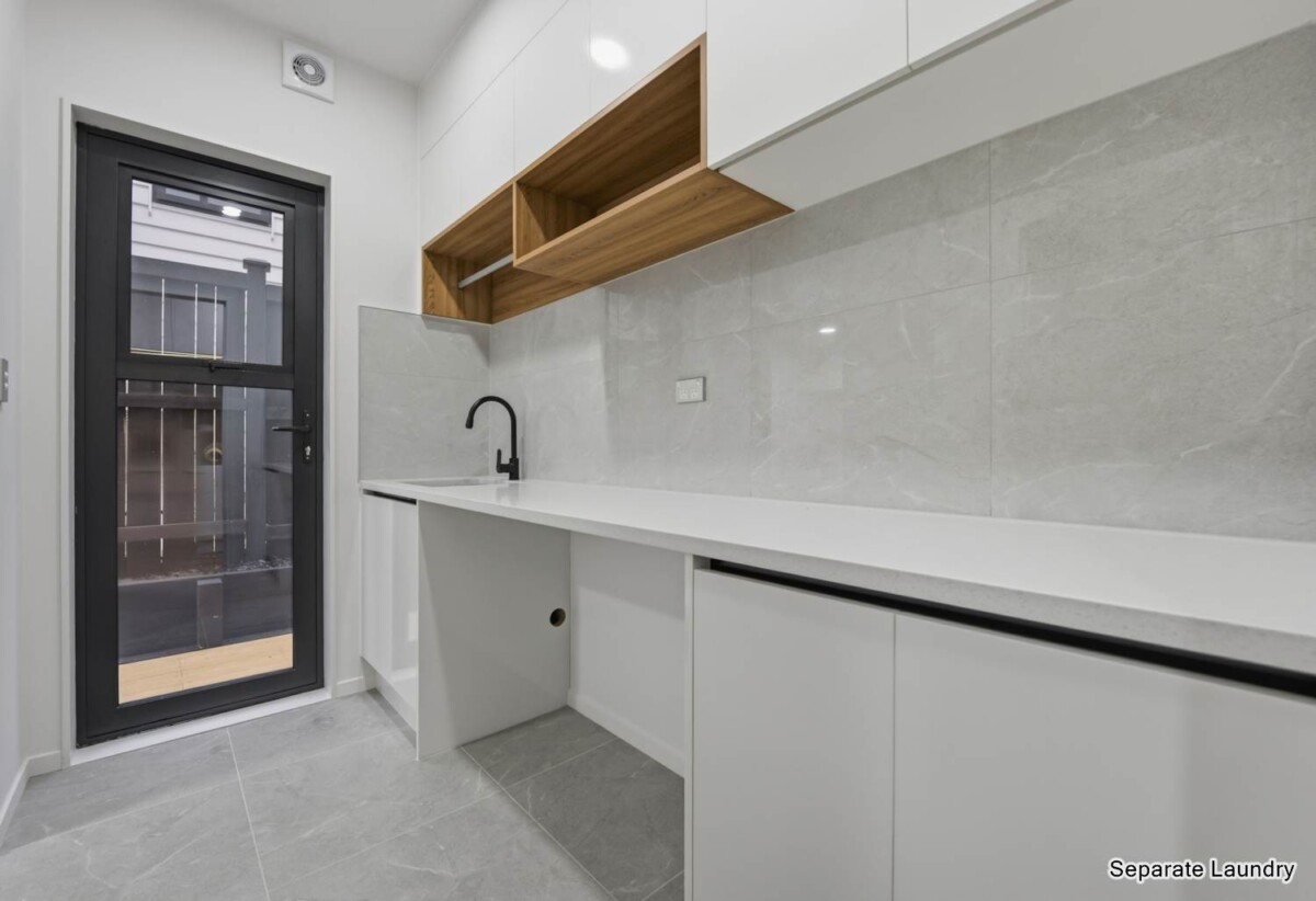 2 kitchens, Brandnew 7 beds ( 7 ensuites) 7.5 baths house with double garage and 2-ensuites granny on 372m2 section, Central Heating system, Central Vacuum system, close to waterfront walkaway, shops, schools, motorway access, 7 Catalina Avenue, Karaka, Auckland