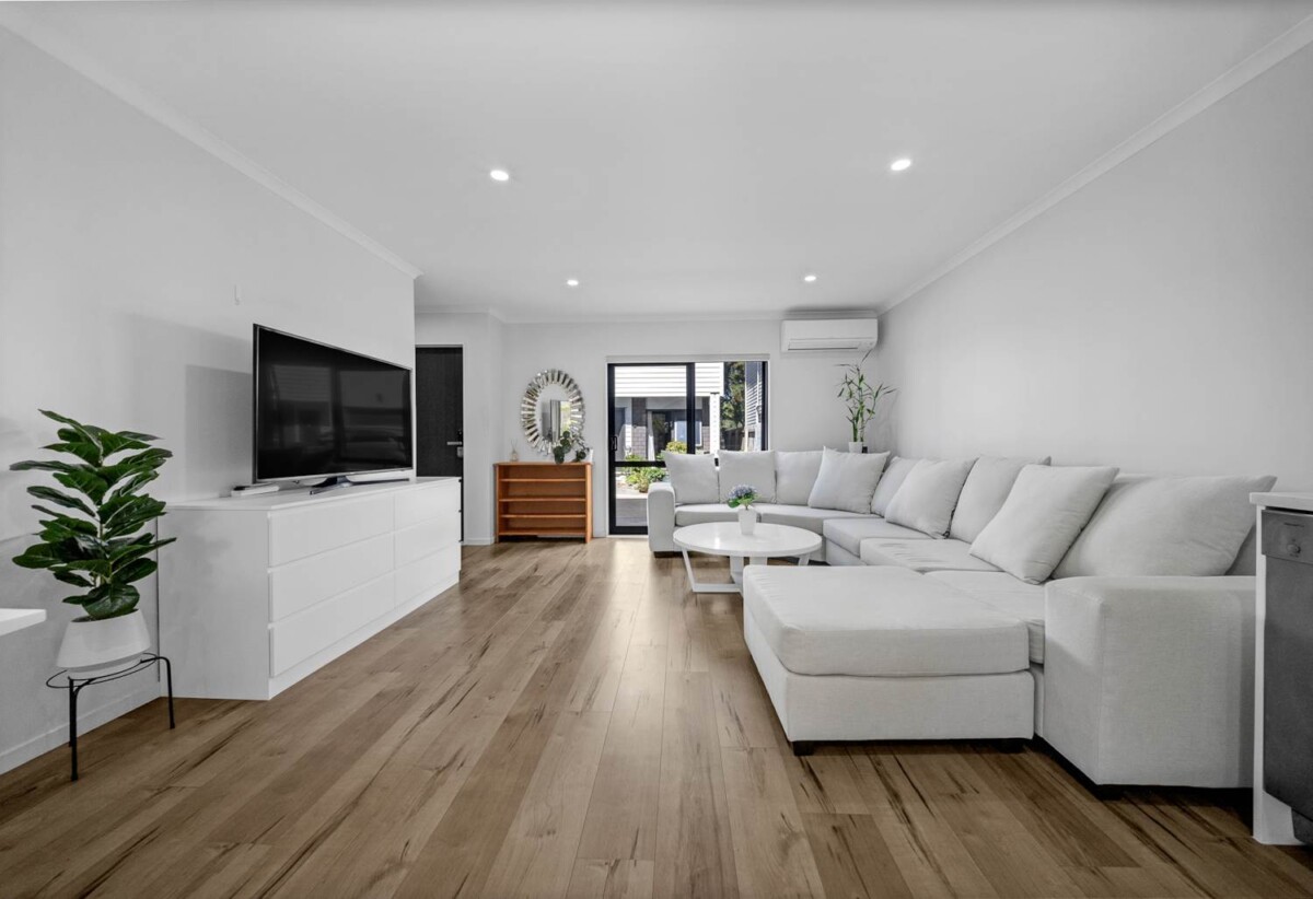 158m2 Standalone 5 beds 3 baths house with garage, Short walk to the Hunters Corners, easy motorway access, 0.8 km to Papatoetoe Intermediate, 75D Woolfield Road, Papatoetoe, Auckland