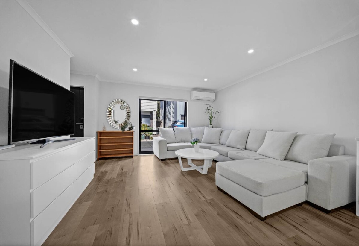 158m2 Standalone 5 beds 3 baths house with garage, Short walk to the Hunters Corners, easy motorway access, 0.8 km to Papatoetoe Intermediate, 75D Woolfield Road, Papatoetoe, Auckland