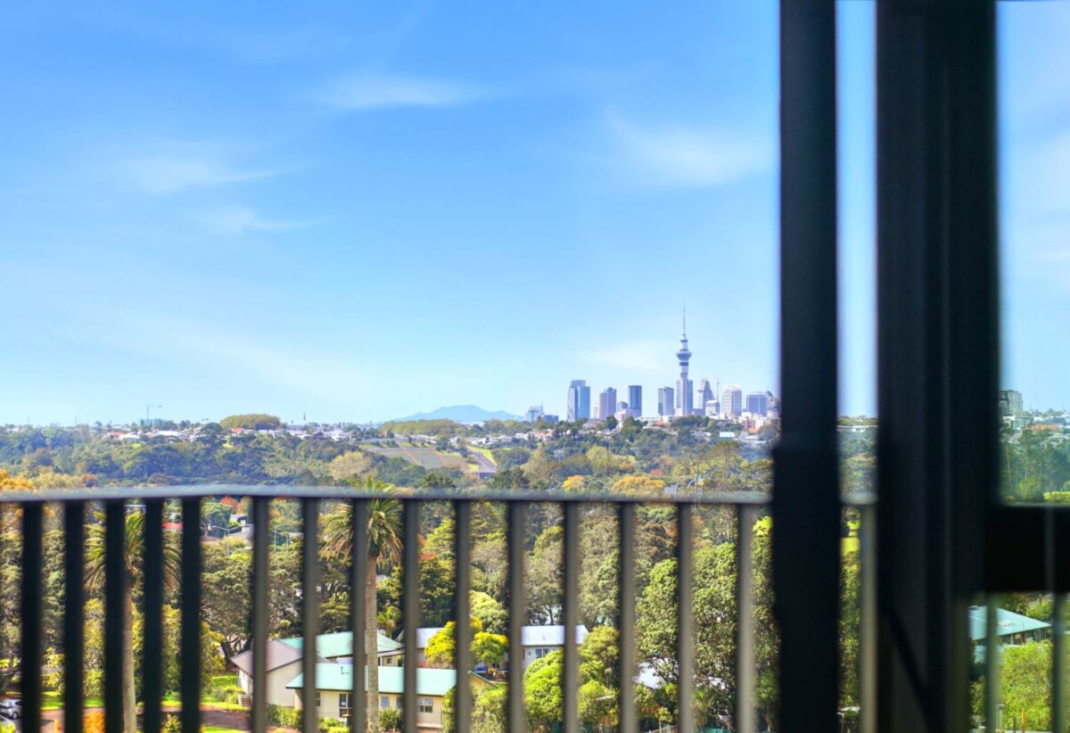 1 bed 1 bath 1 car park studio apartment, approx. 42m² floor area + 4m² balcony, close to shops, schools, the Zoo, MOTAT, and Western Springs Park, motorway access, With two nearby train stations, the Northwestern Cycleway right at your doorstep, 0.9 km to Waterview School, 401/2A Te Ara Taurapa, Pt Chevalier, Auckland