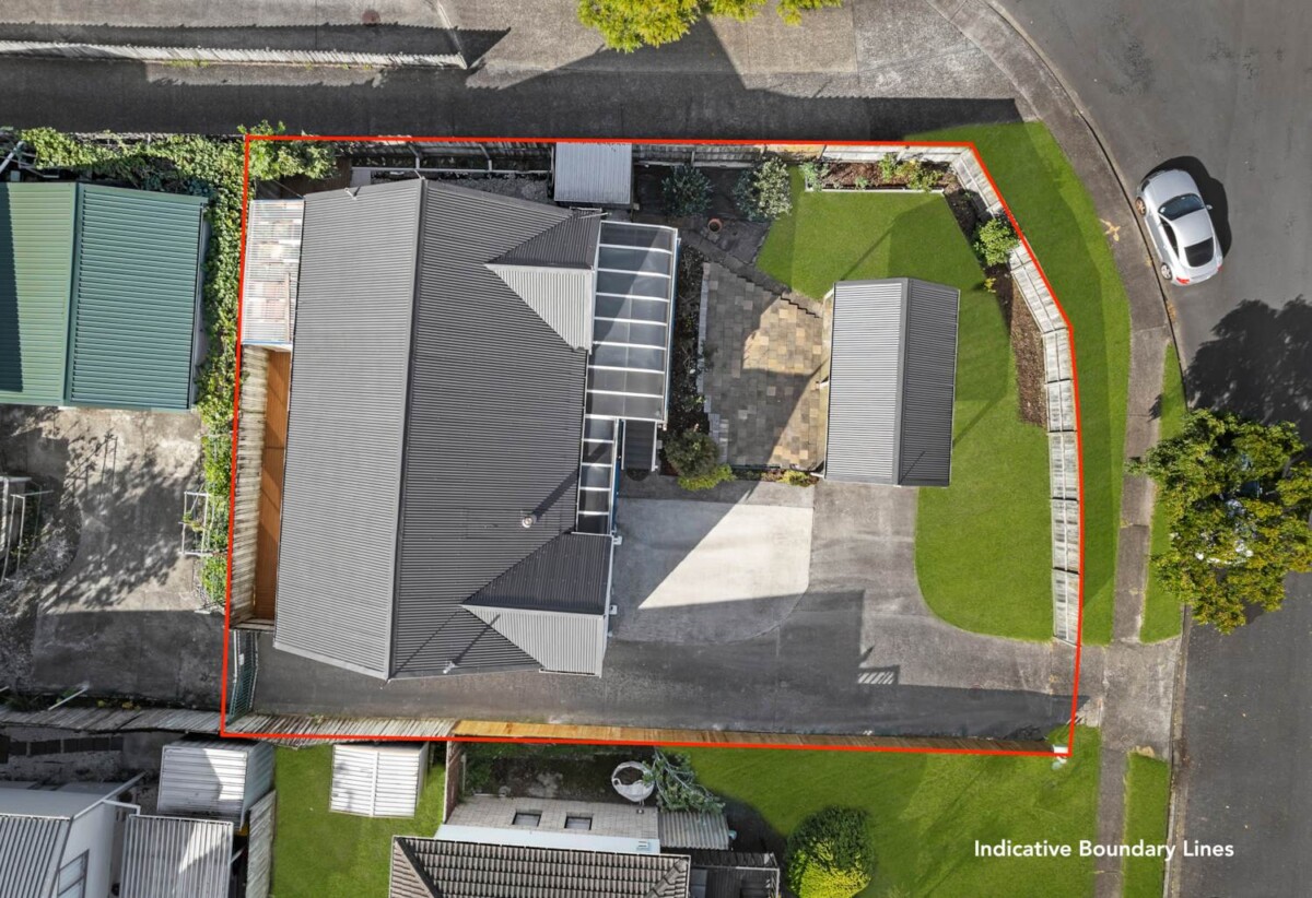 3 beds 2 baths house with carport on 481m2 section, close to schools, beaches, the Highland Park shopping centre, 0.7 km to Pakuranga College and Macleans Primary School, 28 Cranberry Place, Bucklands Beach, Auckland