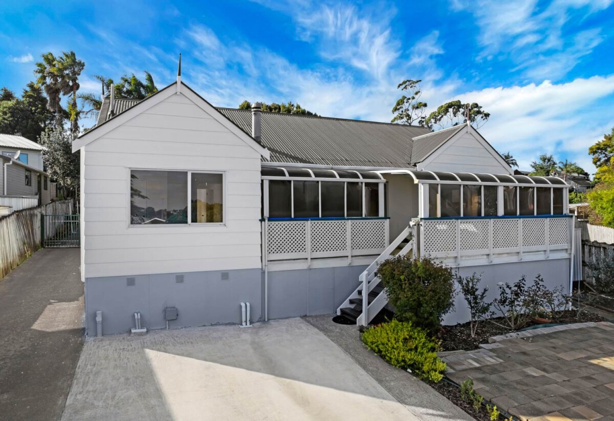 3 beds 2 baths house with carport on 481m2 section, close to schools, beaches, the Highland Park shopping centre, 0.7 km to Pakuranga College and Macleans Primary School, 28 Cranberry Place, Bucklands Beach, Auckland