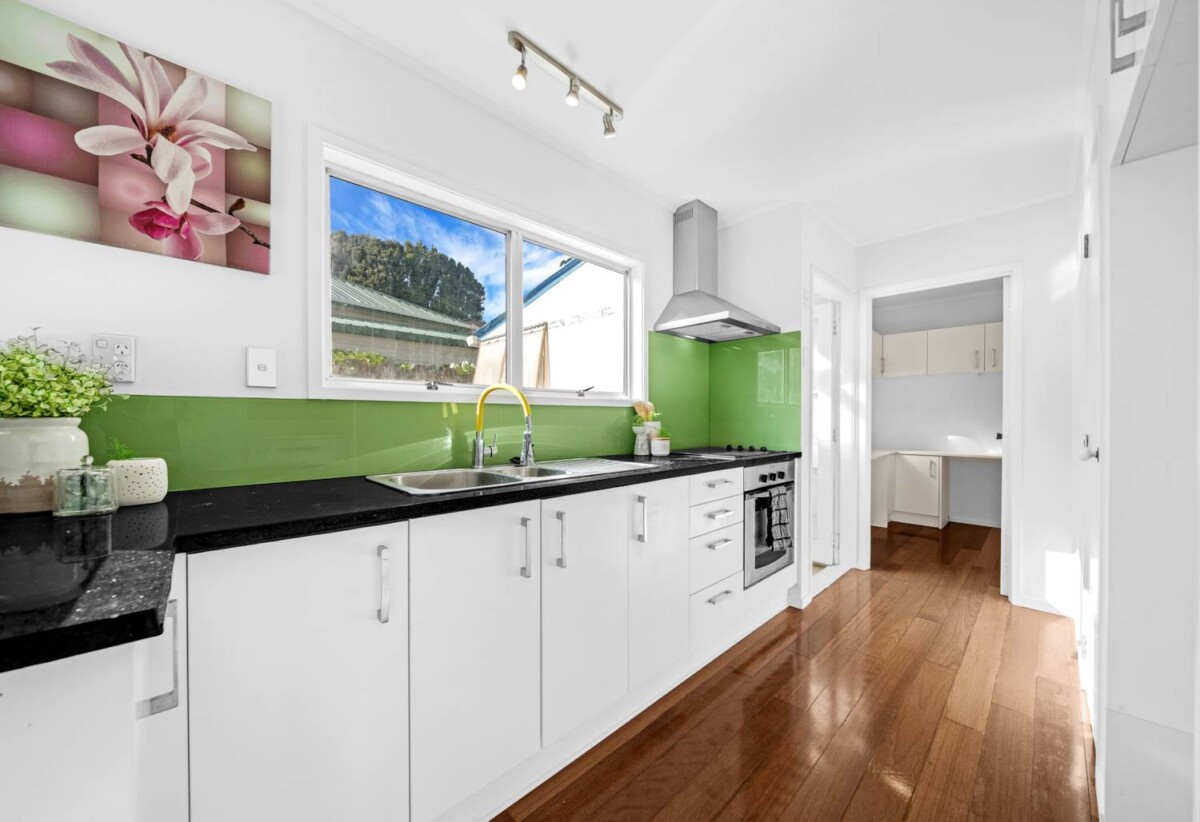 3 beds 2 baths house with carport on 481m2 section, close to schools, beaches, the Highland Park shopping centre, 0.7 km to Pakuranga College and Macleans Primary School, 28 Cranberry Place, Bucklands Beach, Auckland