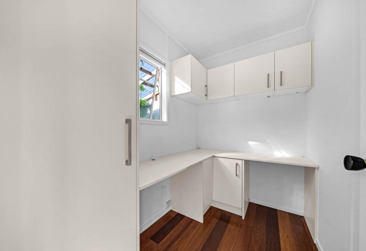 3 beds 2 baths house with carport on 481m2 section, close to schools, beaches, the Highland Park shopping centre, 0.7 km to Pakuranga College and Macleans Primary School, 28 Cranberry Place, Bucklands Beach, Auckland