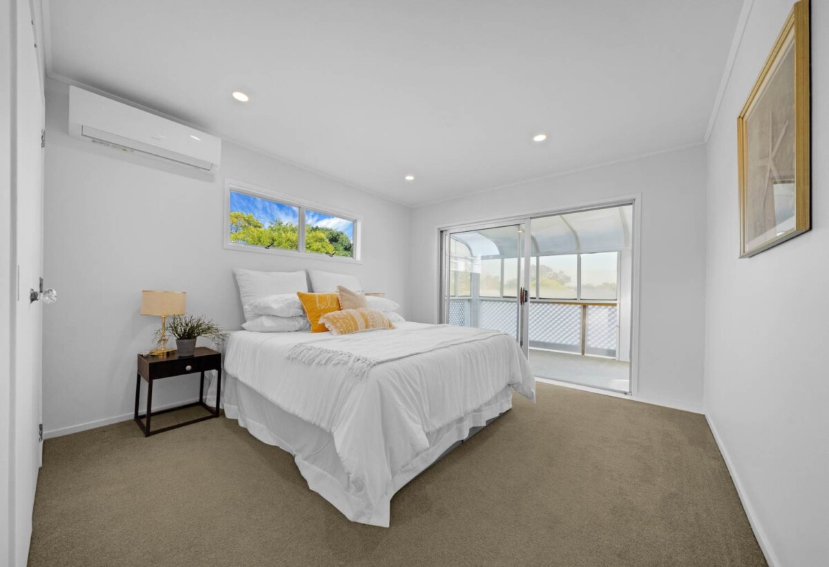 3 beds 2 baths house with carport on 481m2 section, close to schools, beaches, the Highland Park shopping centre, 0.7 km to Pakuranga College and Macleans Primary School, 28 Cranberry Place, Bucklands Beach, Auckland