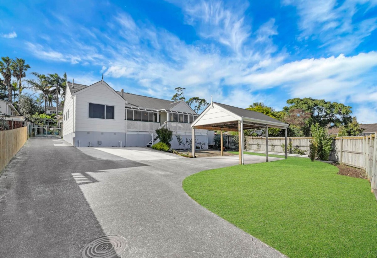 3 beds 2 baths house with carport on 481m2 section, close to schools, beaches, the Highland Park shopping centre, 0.7 km to Pakuranga College and Macleans Primary School, 28 Cranberry Place, Bucklands Beach, Auckland
