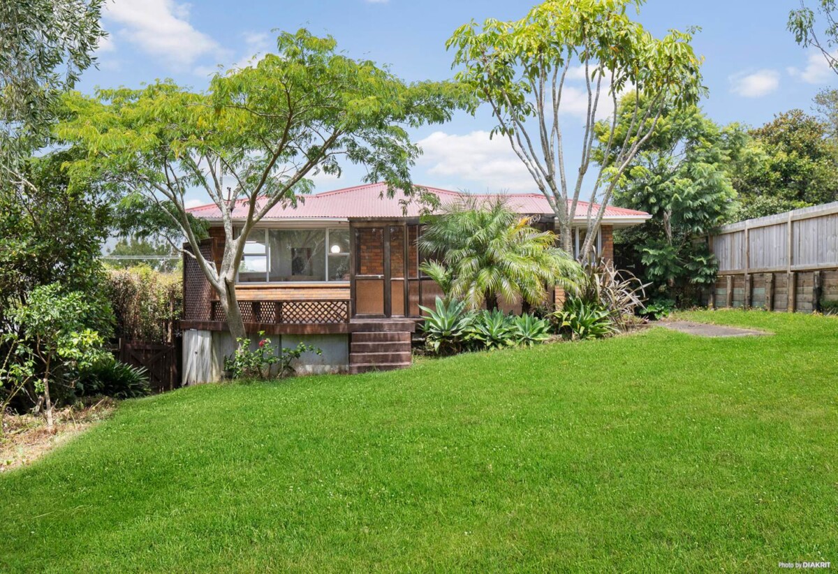 MORTGAGEE SALE, 130m2 Brick 3 beds 1 bath house on 809m2 section, A single garage with large storage on the ground level, In the past marketing material, there is also reference to concept plans being available for redevelopment into six standalone dwellings (subject to Council approval). close to local schools, beaches, shops, 0.5 km to Red Beach School, 122 Whangaparaoa Road, Red Beach, Auckland