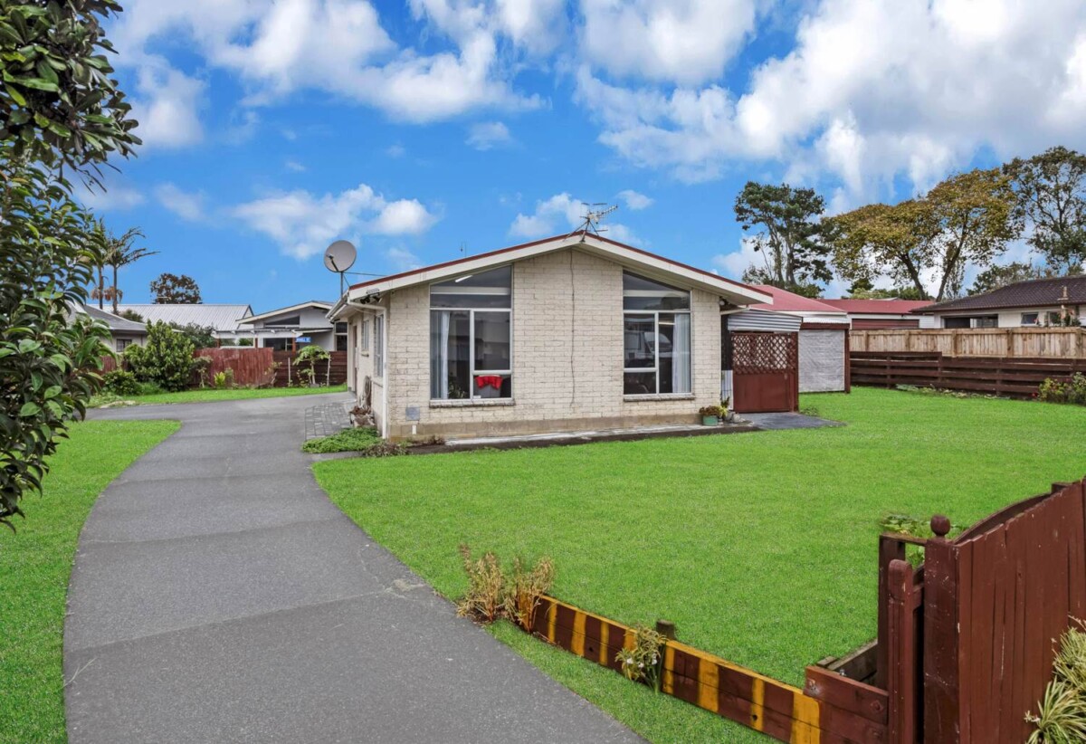 3 beds 1 bath house with garage on 730m2 section, close to shops, supermarkets, schools, 0.4 km to Pukekohe North School, 1.2 km to Pukekohe Intermediate, 40 Tasman Street, Pukekohe, Auckland