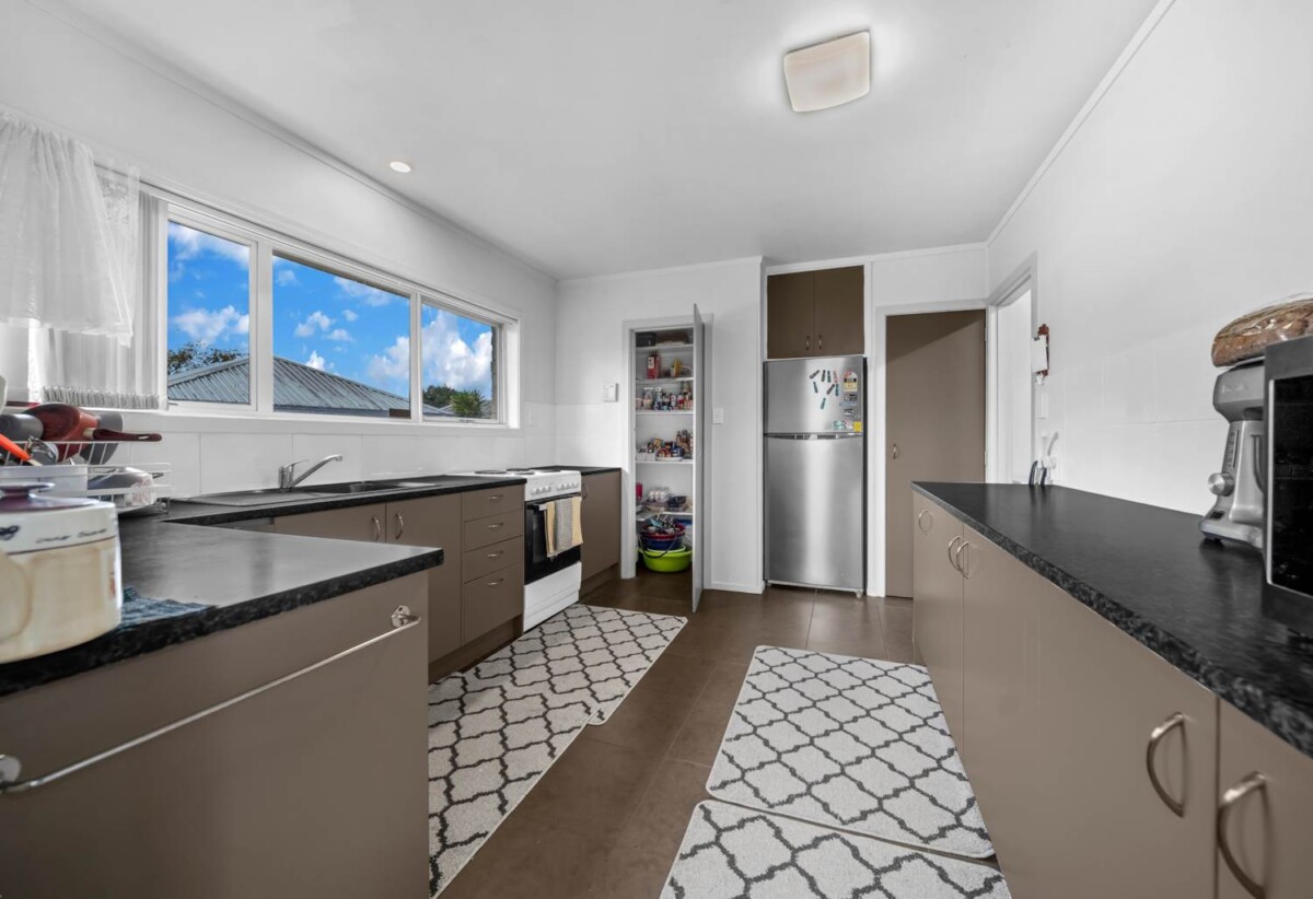 3 beds 1 bath house with garage on 730m2 section, close to shops, supermarkets, schools, 0.4 km to Pukekohe North School, 1.2 km to Pukekohe Intermediate, 40 Tasman Street, Pukekohe, Auckland