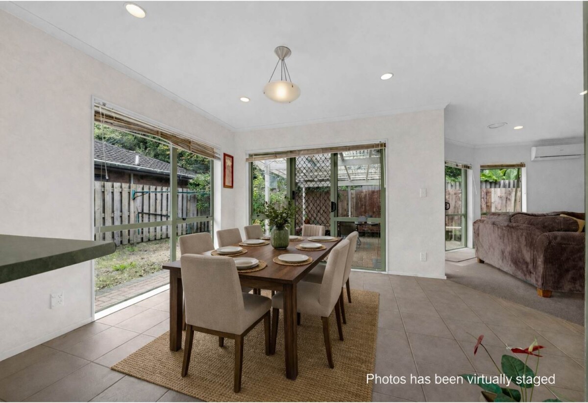 Brick and tile 3 beds 2.5 baths house with double garage on 438m2 section, Walking distance to Hunters Plaza, local parks, schools, close to motorway access, zoned for Papatoetoe East School, Papatoetoe Intermediate, and Papatoetoe High School, 35A Overton Road, Papatoetoe, Auckland