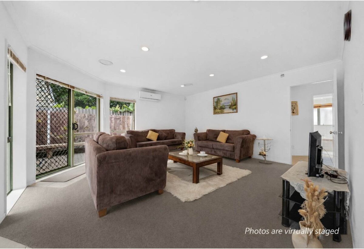 Brick and tile 3 beds 2.5 baths house with double garage on 438m2 section, Walking distance to Hunters Plaza, local parks, schools, close to motorway access, zoned for Papatoetoe East School, Papatoetoe Intermediate, and Papatoetoe High School, 35A Overton Road, Papatoetoe, Auckland