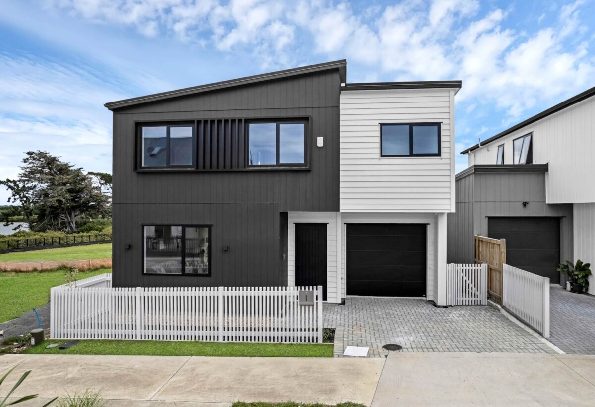 Brandnew 4 beds 2.5 baths house with double garage, close to schools, shops, waterfront walkaway, motorway access, 0.4 km to Mangapikopiko School, 1.7 km to Rosehill College, 4 Kaititiko Road, Karaka, Auckland