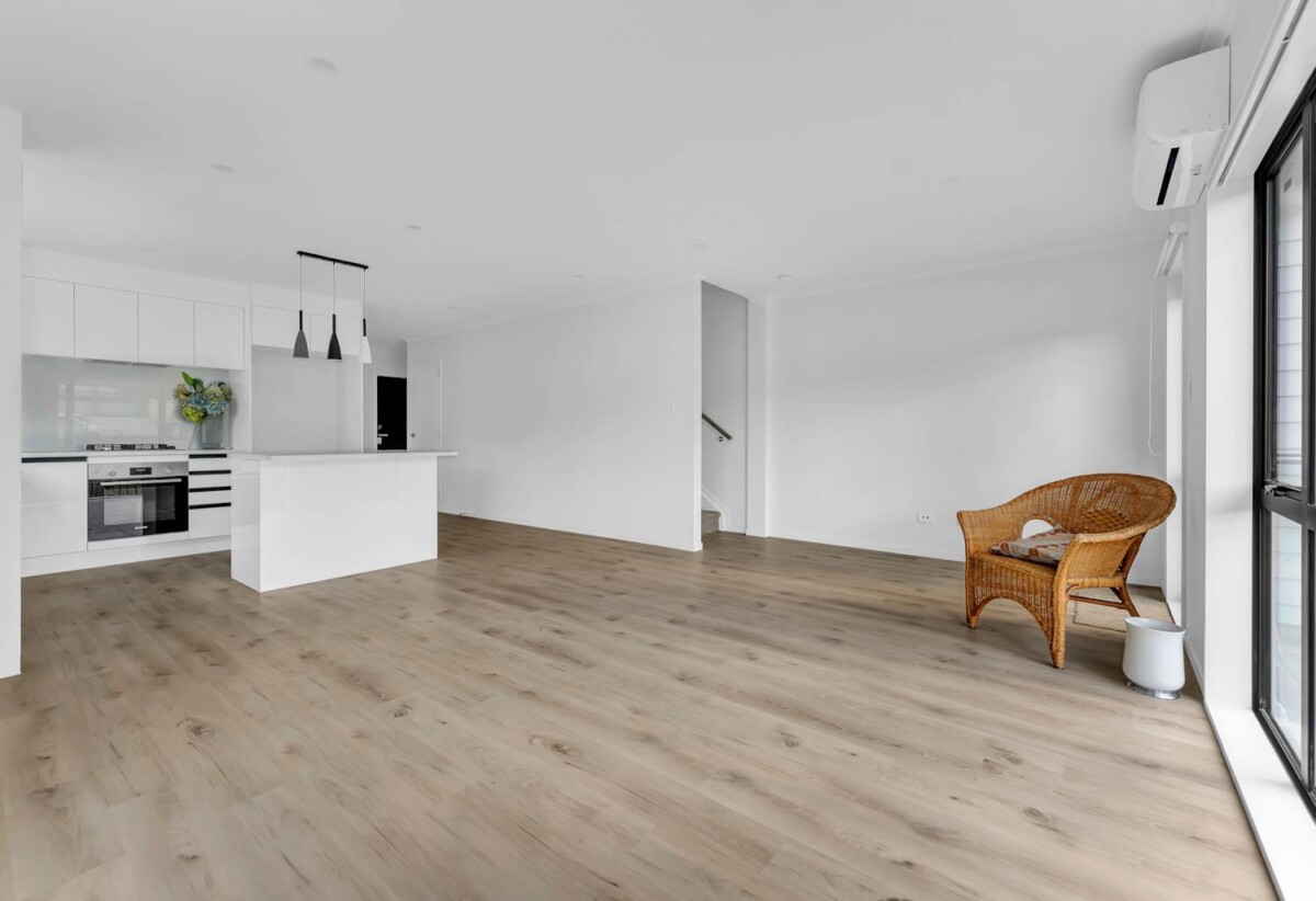 126m2 4 beds 3.5 baths home with 2 car parks, close to schools, shops, supermarkets, seaside reserve, 0.3 km to Manurewa South School. 64D Coxhead Road, Manurewa, Auckland