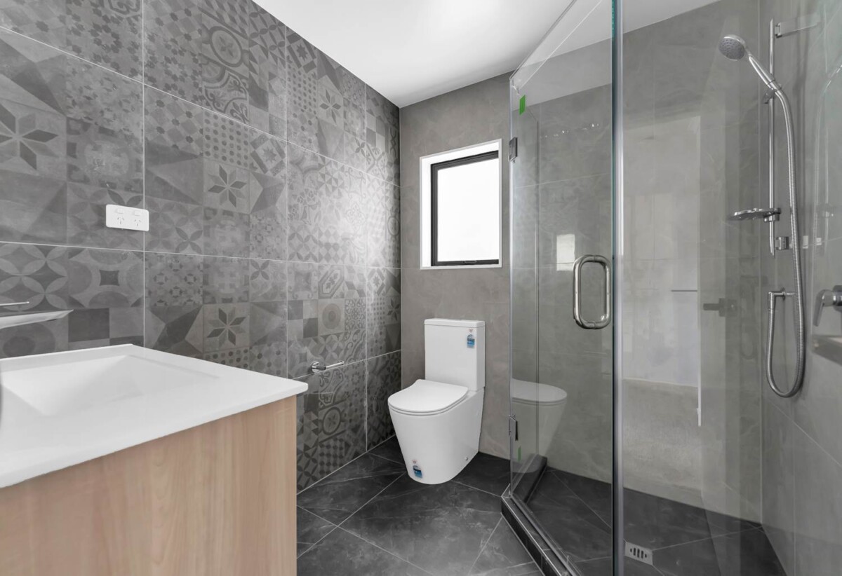 126m2 4 beds 3.5 baths home with 2 car parks, close to schools, shops, supermarkets, seaside reserve, 0.3 km to Manurewa South School. 64D Coxhead Road, Manurewa, Auckland