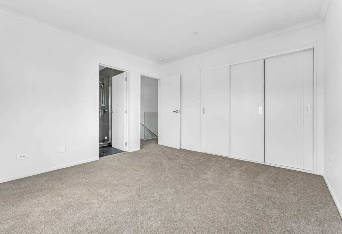 126m2 4 beds 3.5 baths home with 2 car parks, close to schools, shops, supermarkets, seaside reserve, 0.3 km to Manurewa South School. 64D Coxhead Road, Manurewa, Auckland