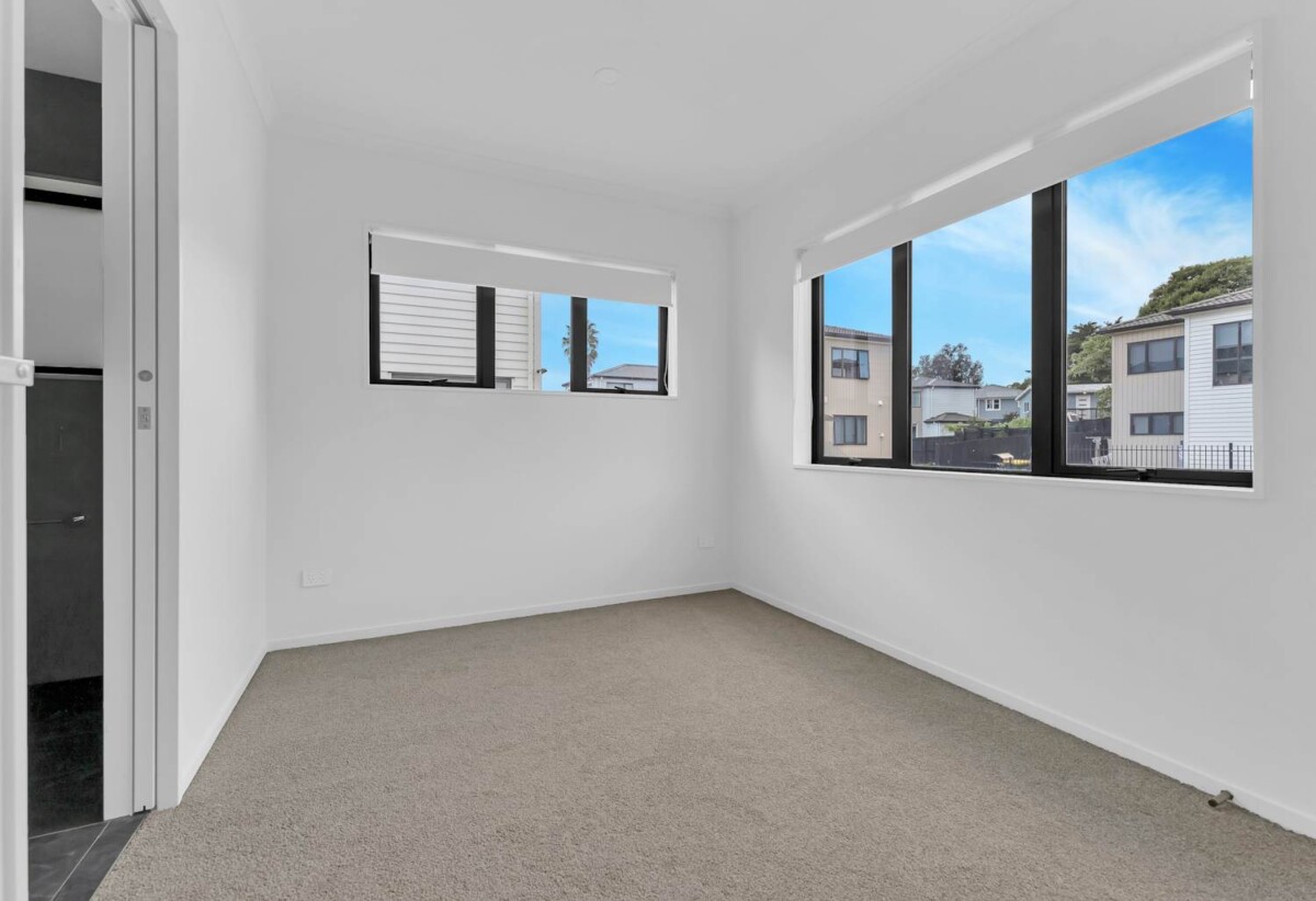 126m2 4 beds 3.5 baths home with 2 car parks, close to schools, shops, supermarkets, seaside reserve, 0.3 km to Manurewa South School. 64D Coxhead Road, Manurewa, Auckland