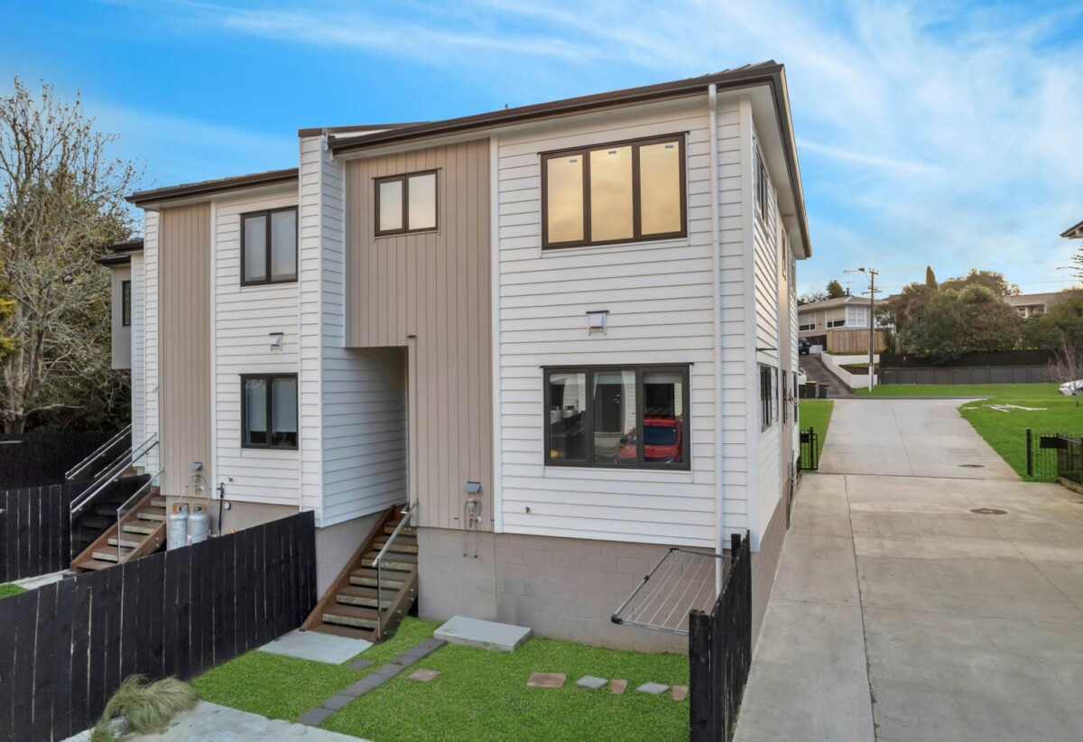 126m2 4 beds 3.5 baths home with 2 car parks, close to schools, shops, supermarkets, seaside reserve, 0.3 km to Manurewa South School. 64D Coxhead Road, Manurewa, Auckland