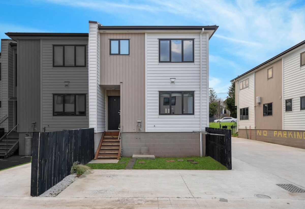 126m2 4 beds 3.5 baths home with 2 car parks, close to schools, shops, supermarkets, seaside reserve, 0.3 km to Manurewa South School. 64D Coxhead Road, Manurewa, Auckland