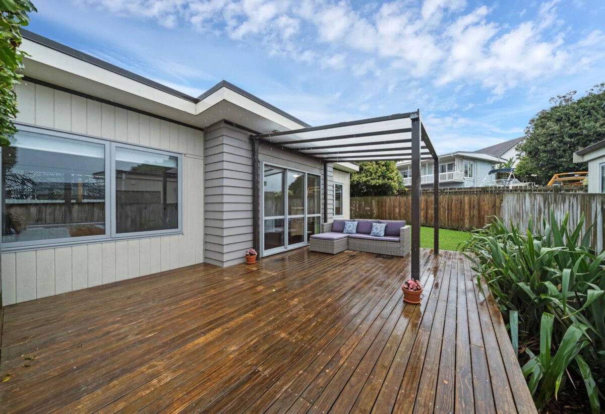 Home and income, Both Renovated, 2 beds 1 bath main home + standalone 1 bed 1 bath second dwelling, Both dwellings are fully Healthy Homes compliant,, close to Otahuhu Train Station and SH1 motorways, 0.2 km to Fairburn School, 3/15 Monterey Avenue, Otahuhu, Auckland