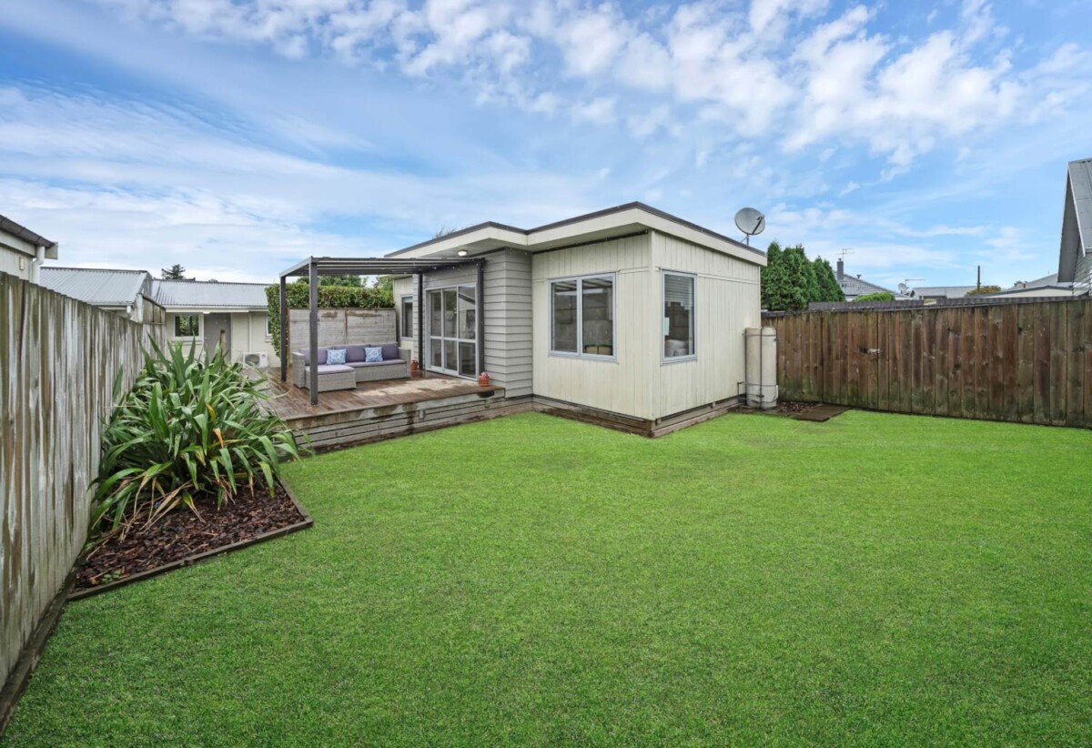 Home and income, Both Renovated, 2 beds 1 bath main home + standalone 1 bed 1 bath second dwelling, Both dwellings are fully Healthy Homes compliant,, close to Otahuhu Train Station and SH1 motorways, 0.2 km to Fairburn School, 3/15 Monterey Avenue, Otahuhu, Auckland