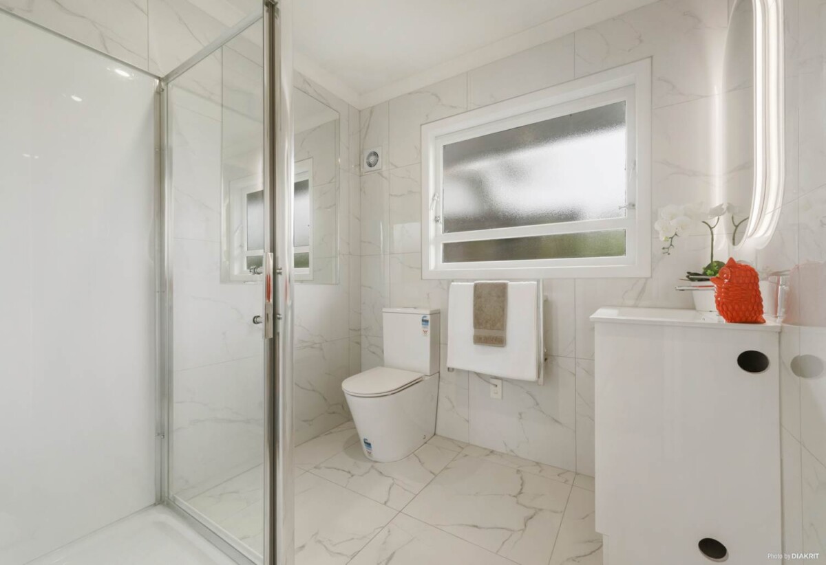 Vendor Is Keen to Sell, Fully Renovated 2 Bedrooms + 1 Office + 2 Carpark, Eclose to Ellerslie village, Sylvia Park, Lunn Ave, the train station, public transport, 0.5 km to Panmure District School, 1/93 Barrack Road, Mt Wellington, Auckland