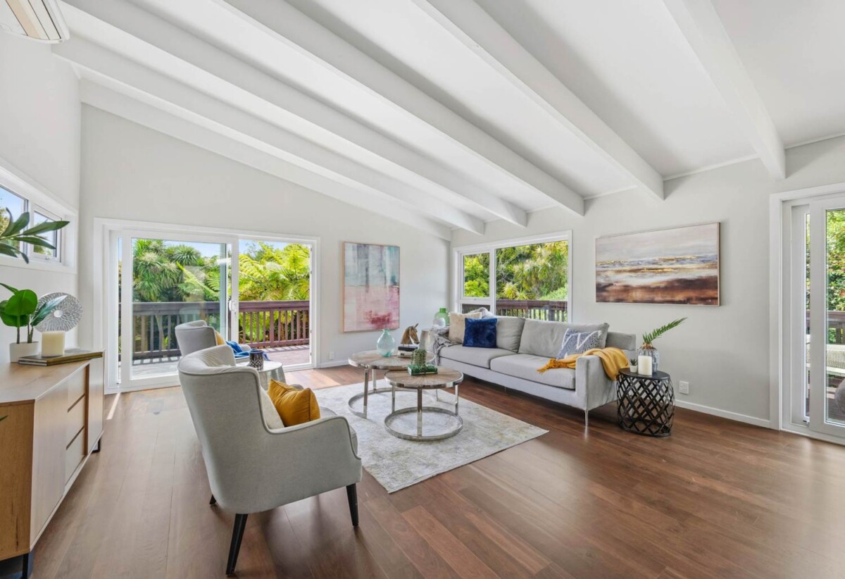 For rent, 5 beds 3 baths house with garage, available 9th April, In Zone for Macleans, BBI and Mellons Bay School, walking distance to Macleans College, 26 Pickwick Parade, Mellons Bay, Auckland