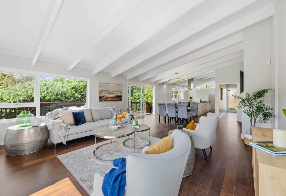 For rent, 5 beds 3 baths house with garage, available 9th April, In Zone for Macleans, BBI and Mellons Bay School, walking distance to Macleans College, 26 Pickwick Parade, Mellons Bay, Auckland