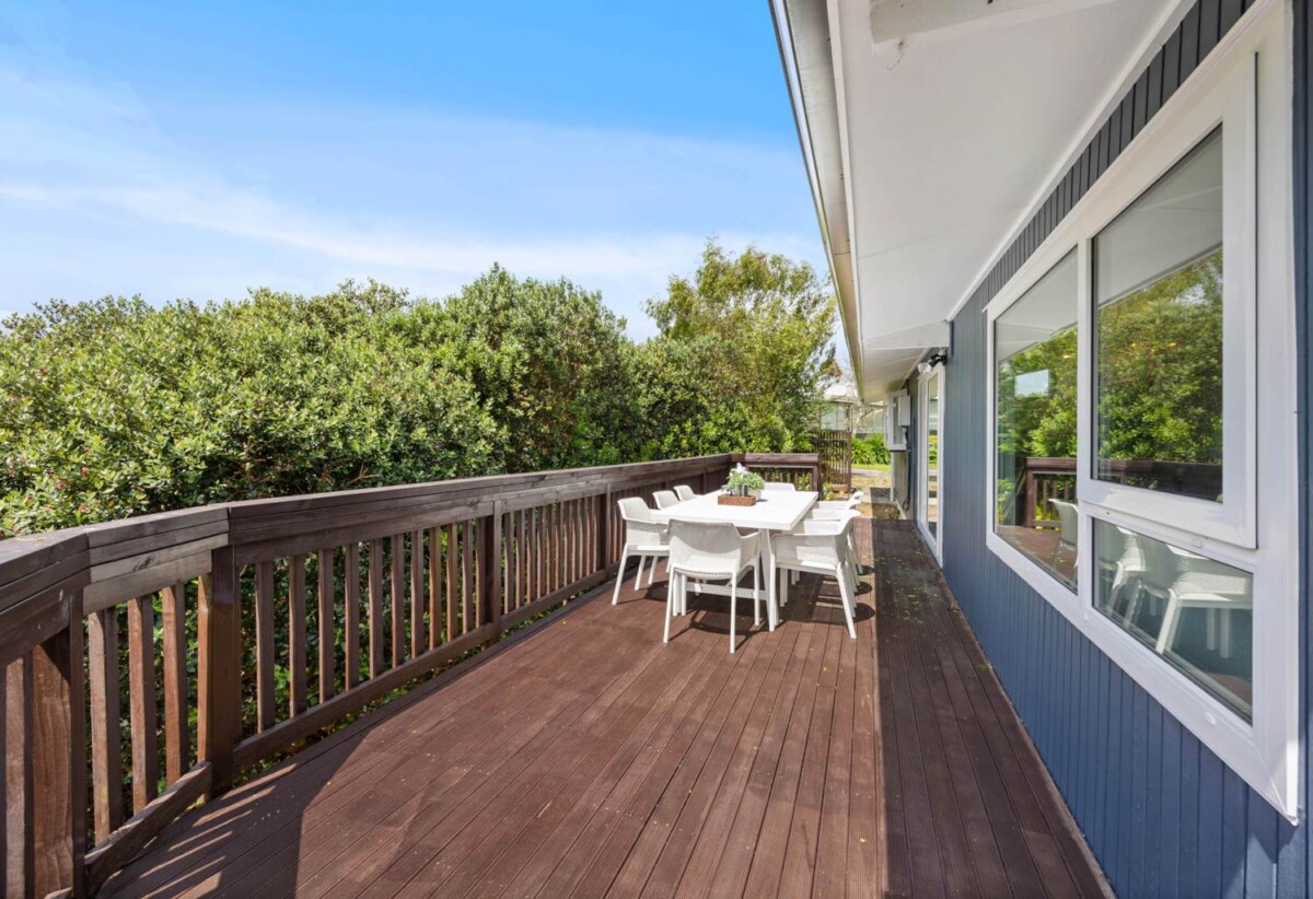 For rent, 5 beds 3 baths house with garage, available 9th April, In Zone for Macleans, BBI and Mellons Bay School, walking distance to Macleans College, 26 Pickwick Parade, Mellons Bay, Auckland