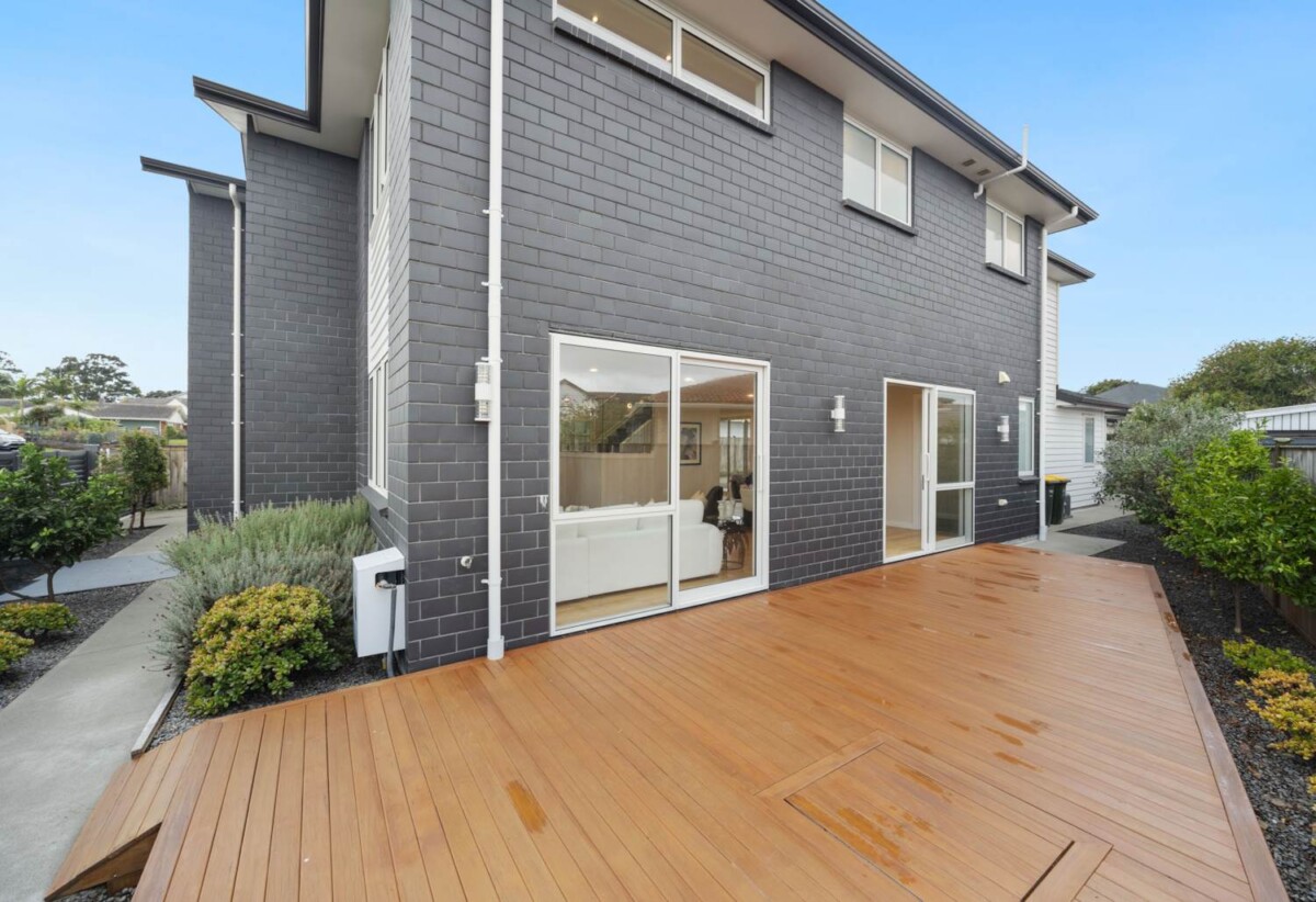 Macleans College, 2 kitchens, 453m2 6 beds ( 6 ensuites) 6.5 baths house with triple garage on 637m2 section, close to schools, beaches, golf club, shopping centre, 0.3 km to Macleans College and Bucklands Beach Intermediate, 0.4 km to Macleans Primary School, 24 Priestley Drive, Bucklands Beach, Auckland