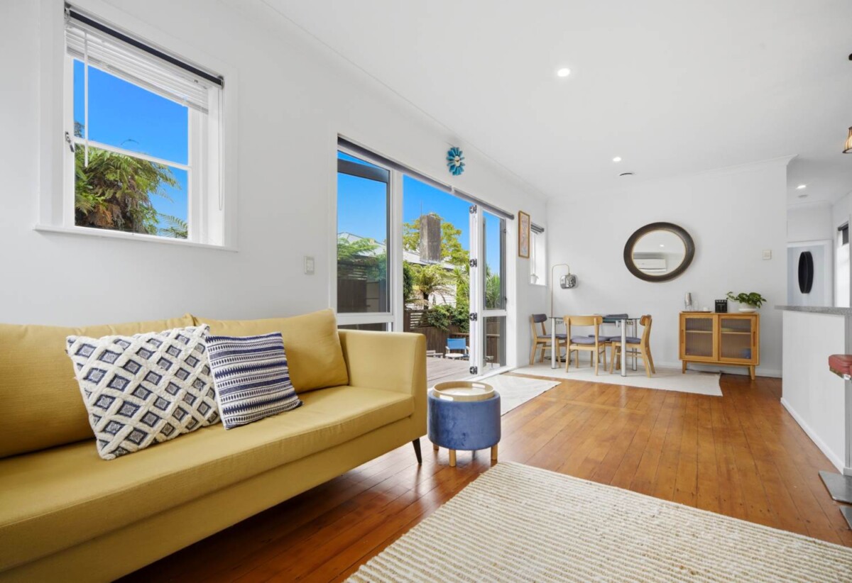 Motivated Vendor – Must Sell , Brick and tile 3 beds 1 bath house with garage, brandnew carpet, just moments away from Glenfield Mall, local supermarkets, and the Glenfield Leisure Centre, with easy motorway access, 0.9 km to Glenfield Primary School, 2/14 Hogans Road, Glenfield, Auckland