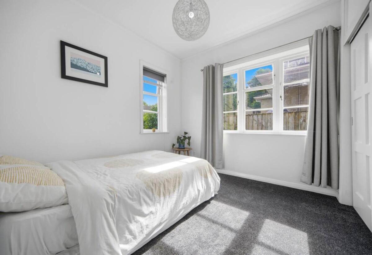 Motivated Vendor – Must Sell , Brick and tile 3 beds 1 bath house with garage, brandnew carpet, just moments away from Glenfield Mall, local supermarkets, and the Glenfield Leisure Centre, with easy motorway access, 0.9 km to Glenfield Primary School, 2/14 Hogans Road, Glenfield, Auckland